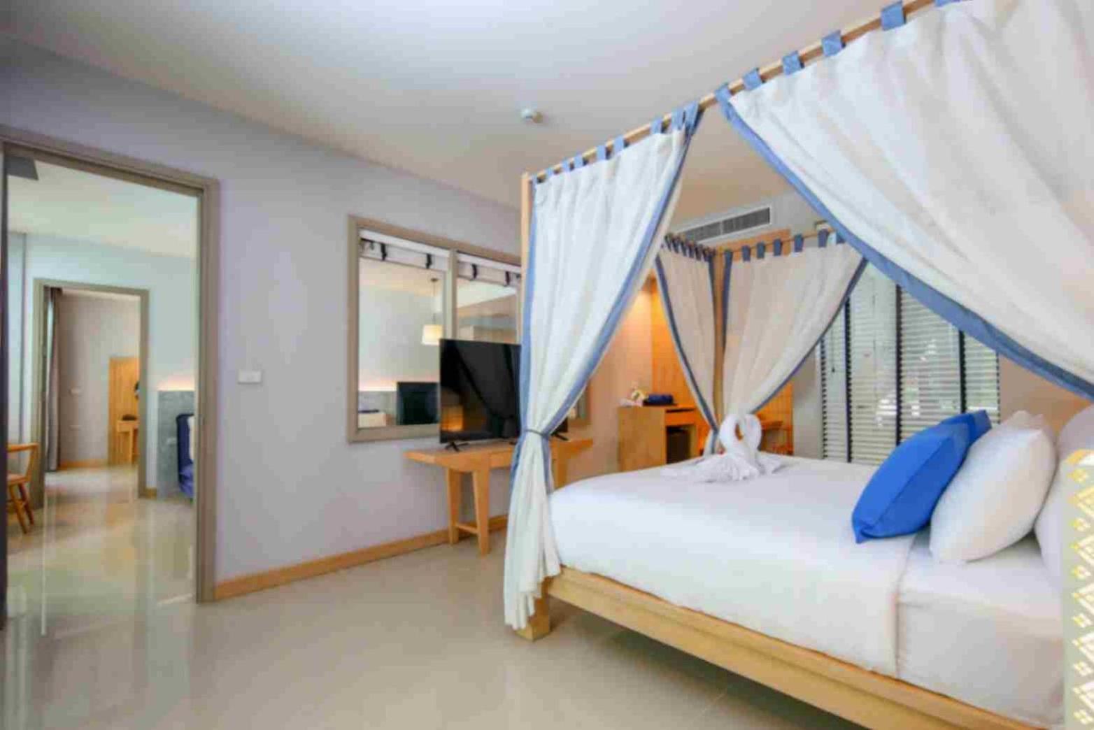 Craft Resort & Villas, Phuket Town Exteriör bild A bedroom at the hotel